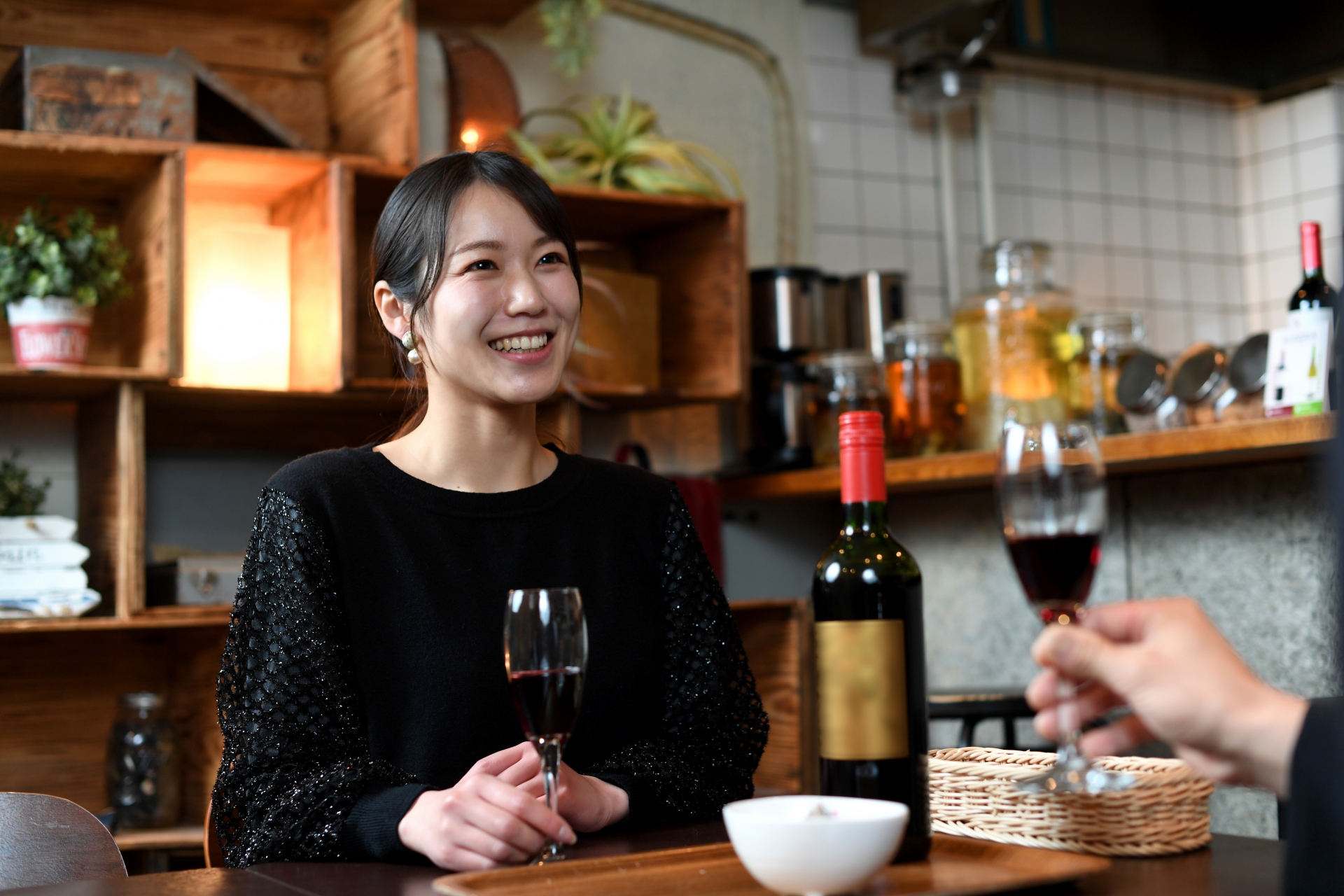 婚活パーティーで男性とワインを楽しむ女性