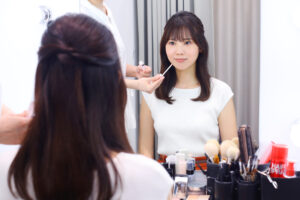 スタジオ728でヘアメイク中の女性