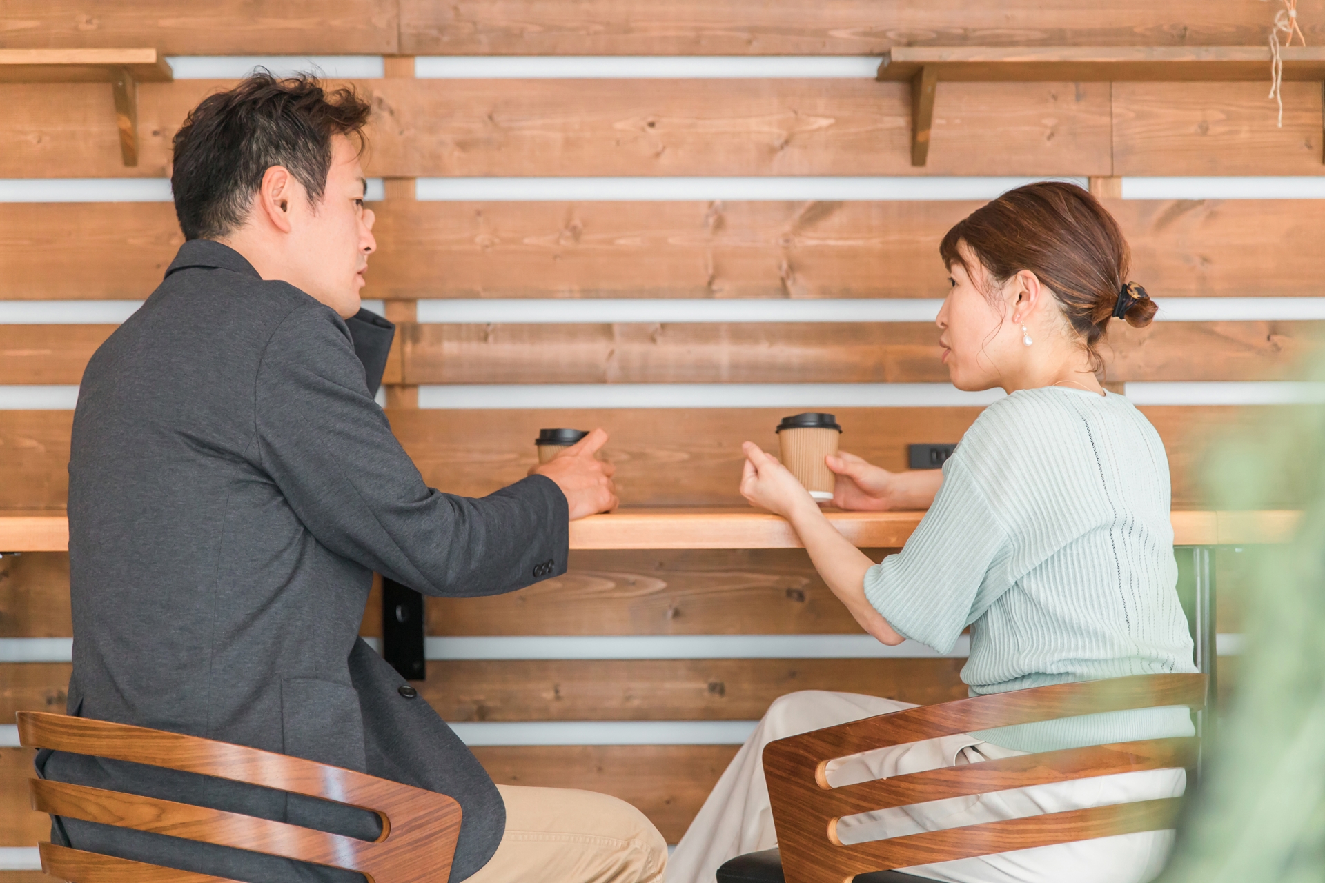 すれ違う男女