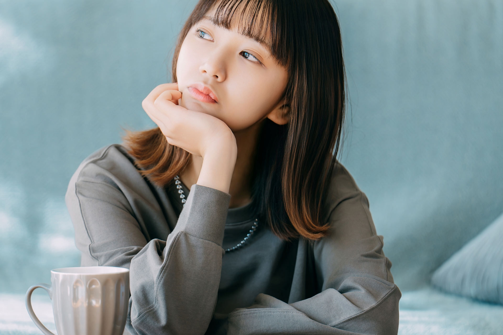 考え事をする女性