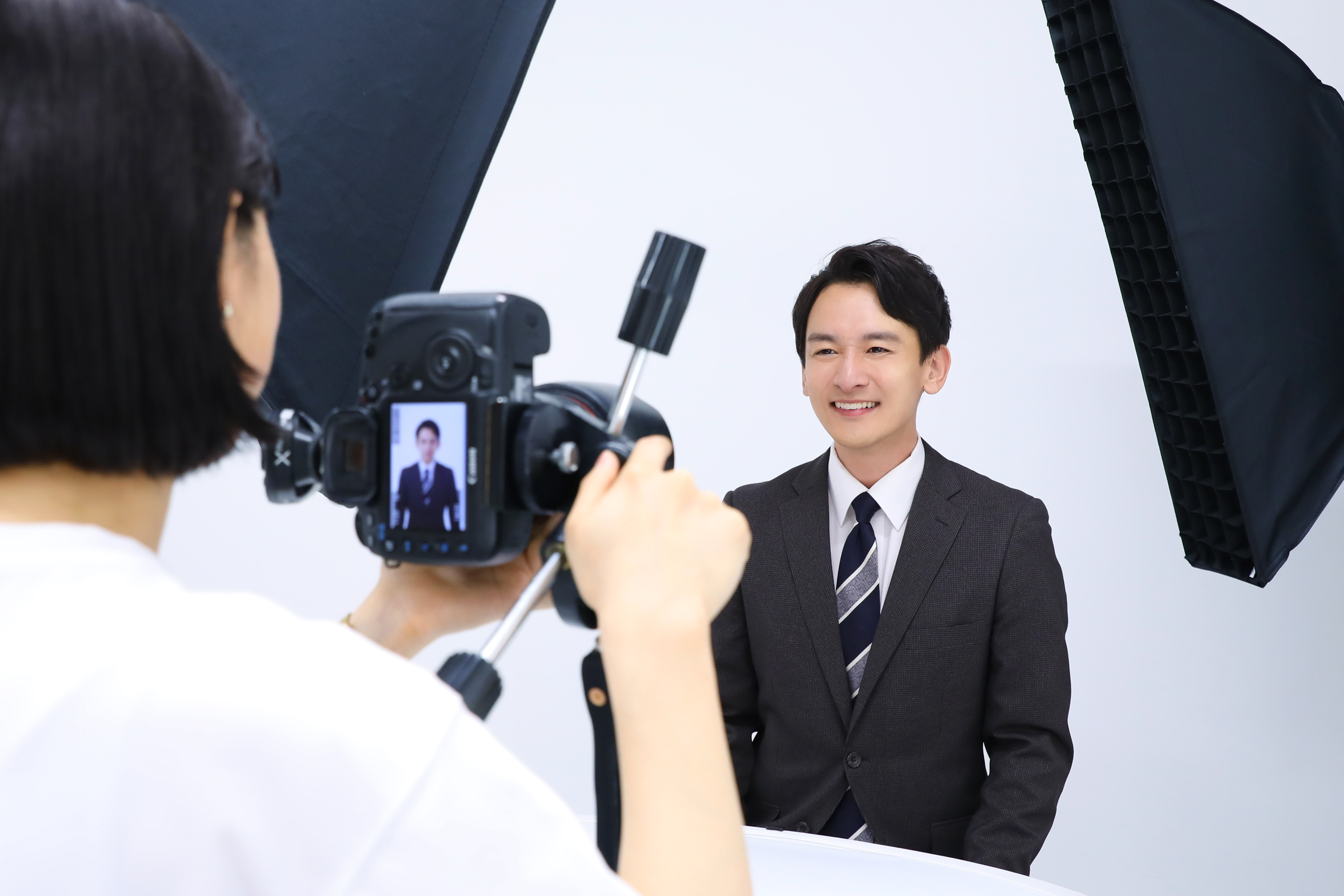 スタジオ728でのパスポート証明写真撮影の様子