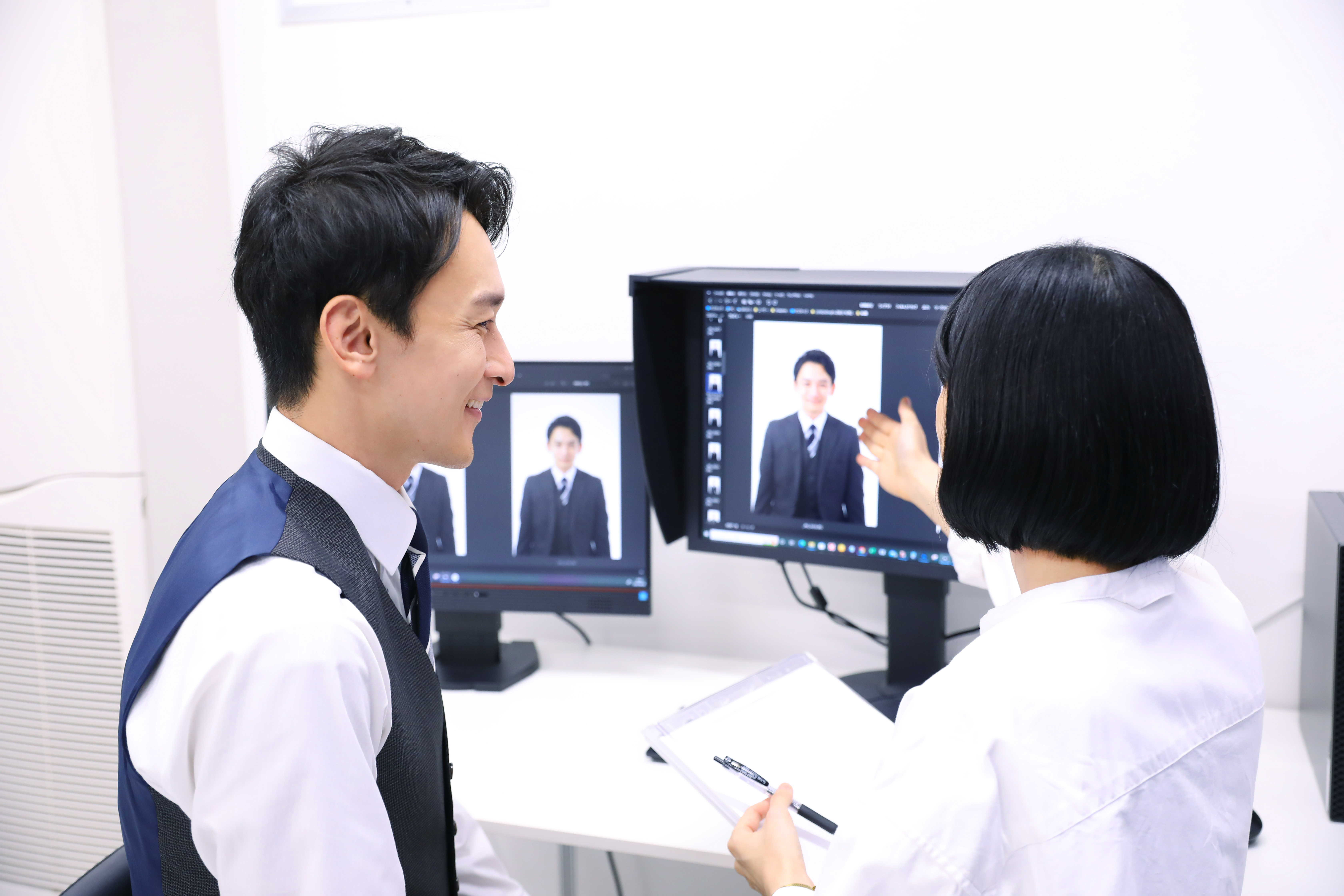 モニタで撮影した写真を確認する様子