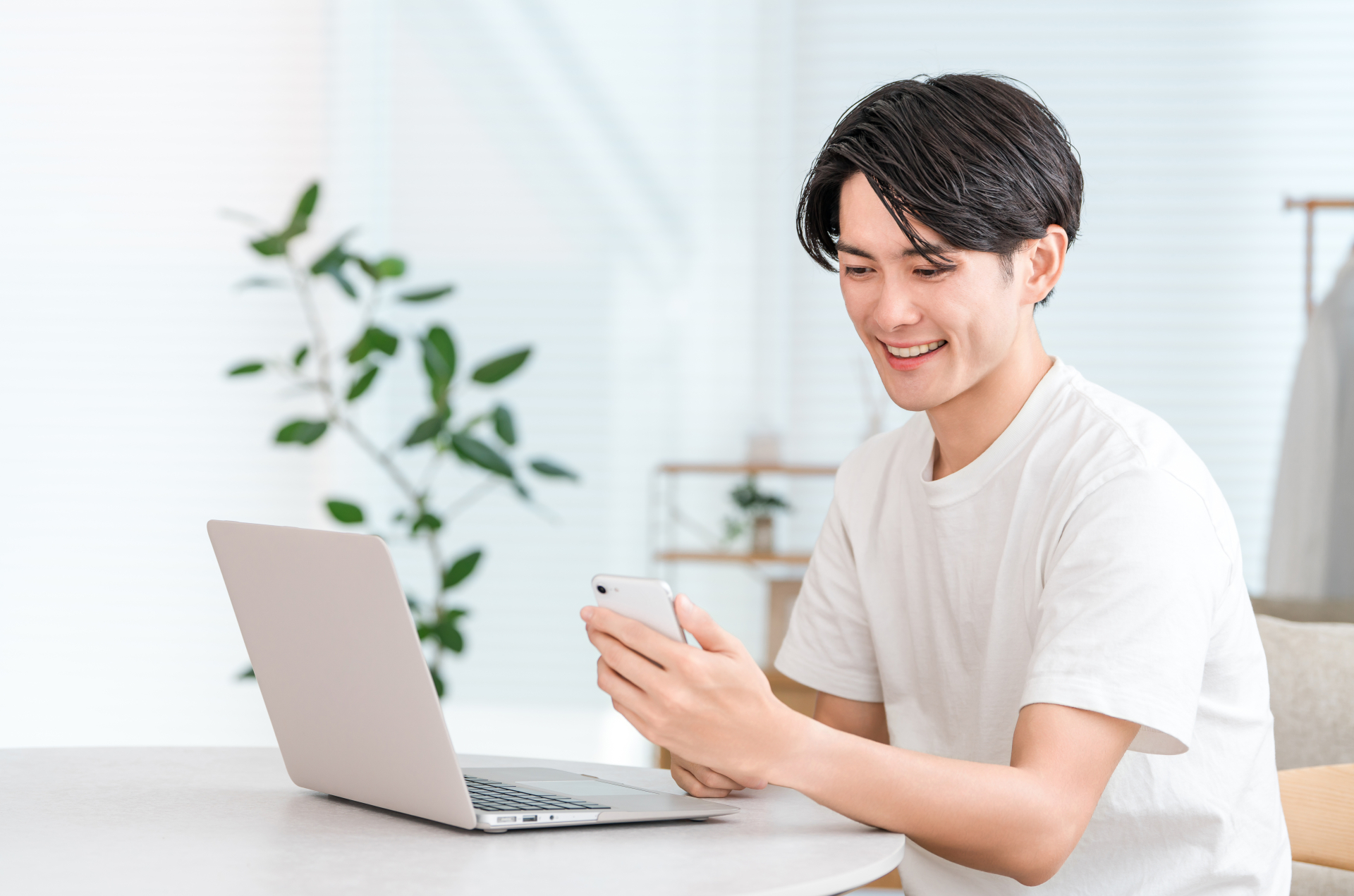 スマホとパソコンを操作する男性