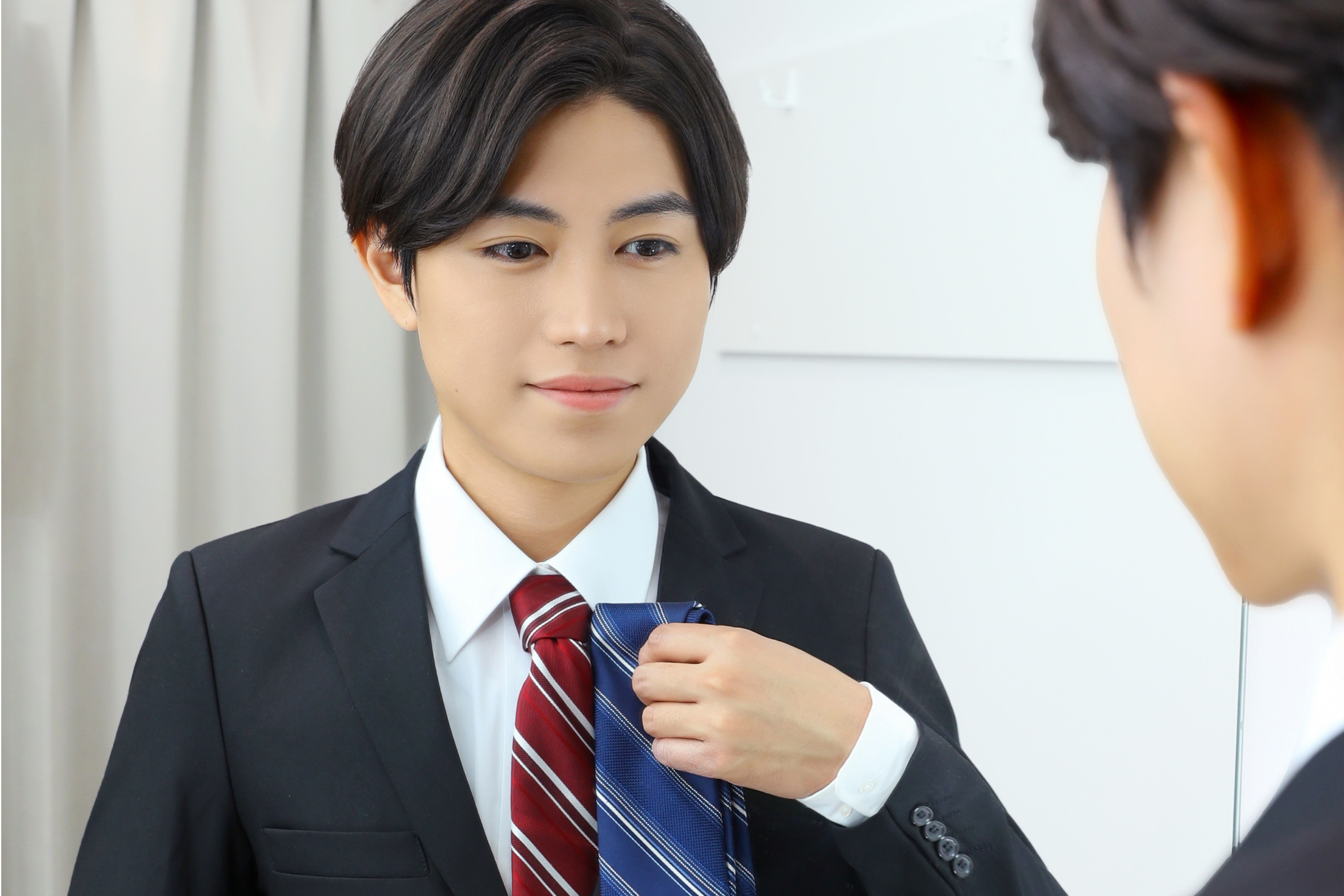 身だしなみを整える男性