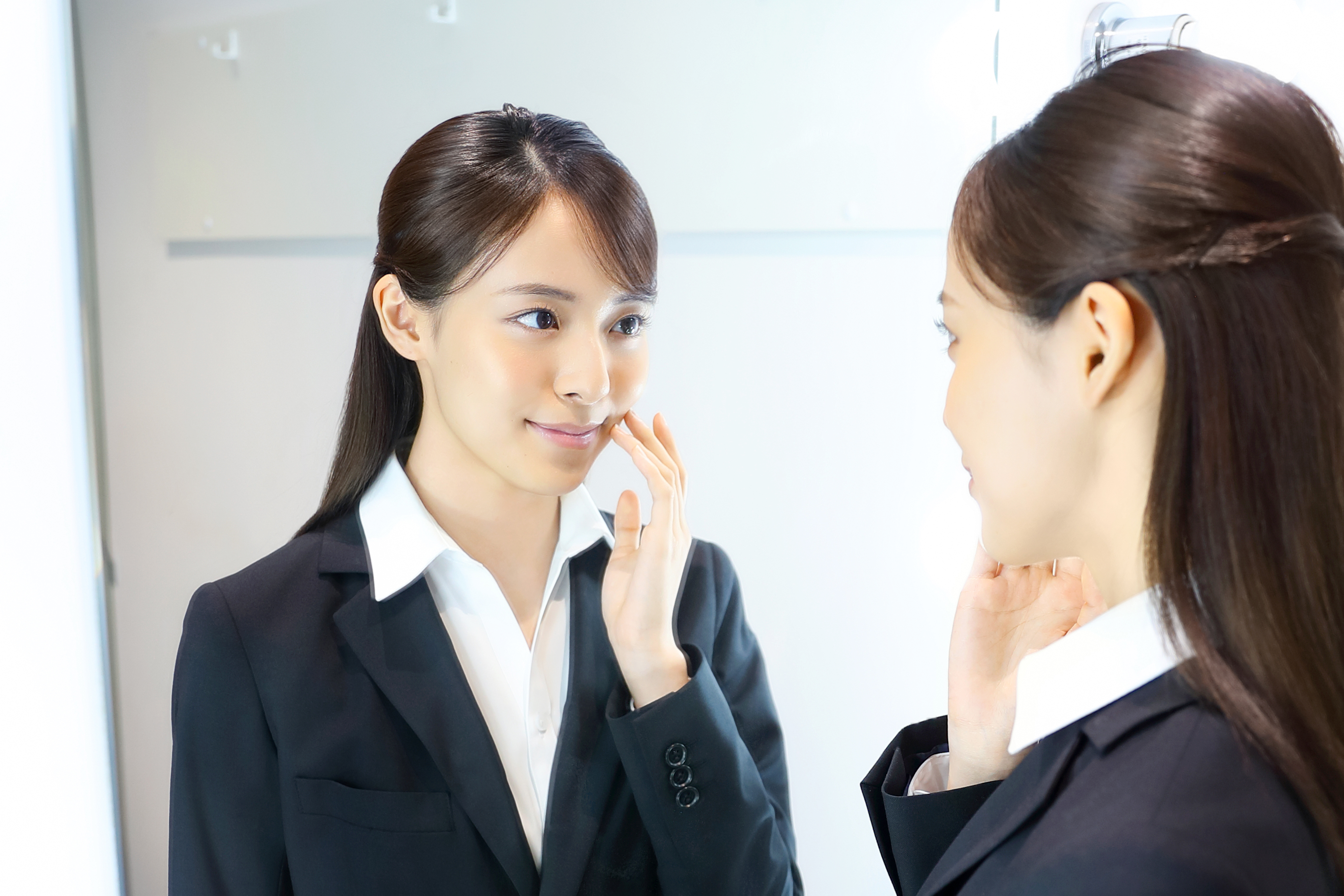 身だしなみを整える女性