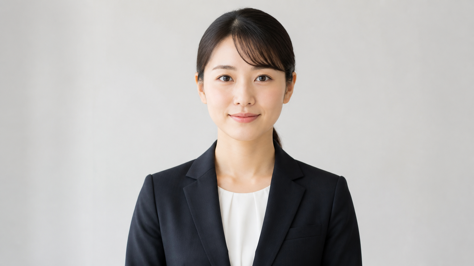 看護師の履歴書写真は「黒・紺・グレーのスーツ＋白インナー」が基本
